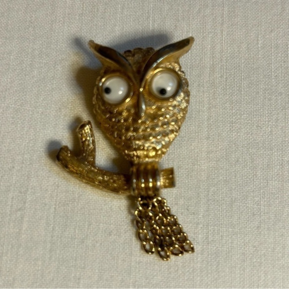 Avon Owl Brooch Pin Googly Eyes Gold Tone Tree Branch Vintage Signed Retro Bird